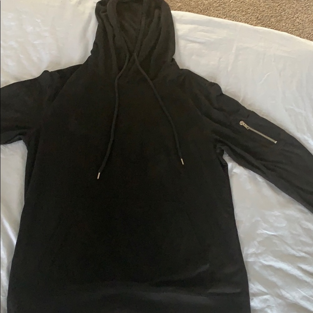 Black hoodie w pockets and zipper on left sleeve